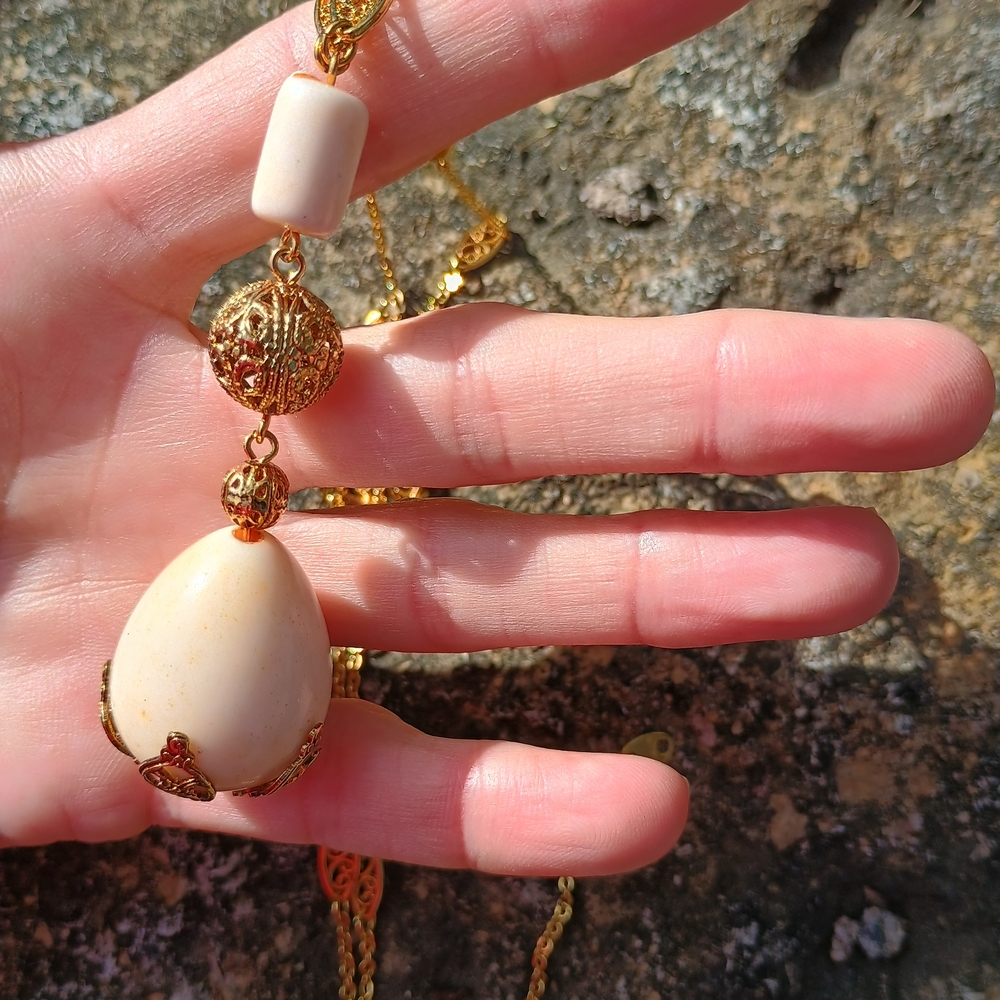 Vintage, 1970s gold tone & cream lucite pendant necklace by Avon, 1970s Avon - Picture 10 of 16